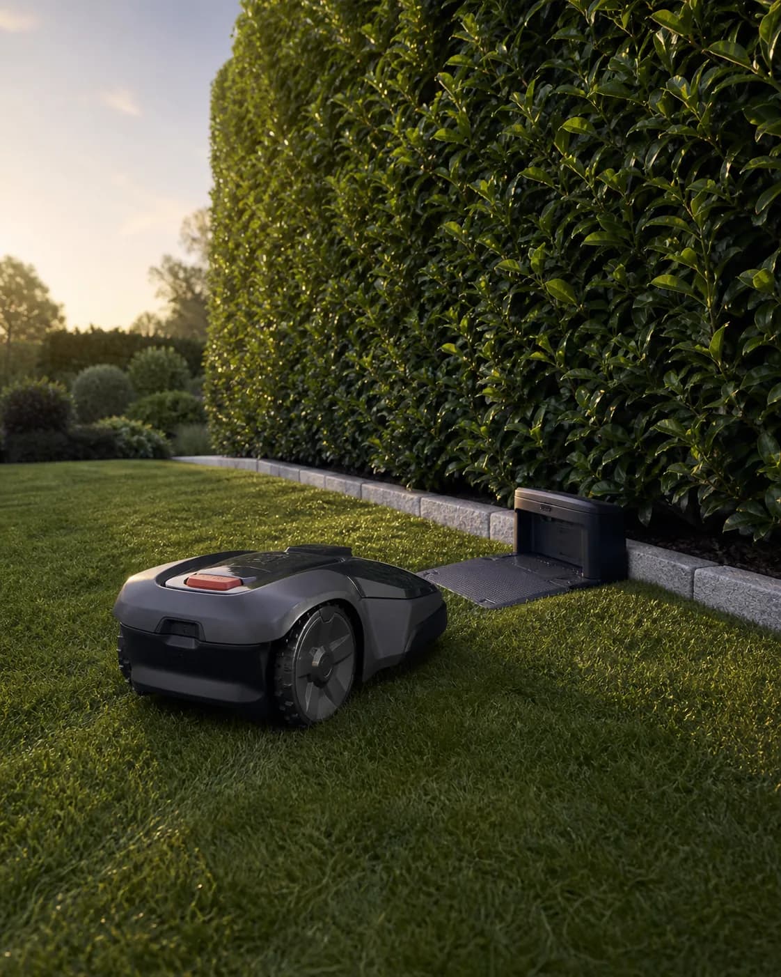 Mähroboter fährt durch den Garten zurück zur Ladestation